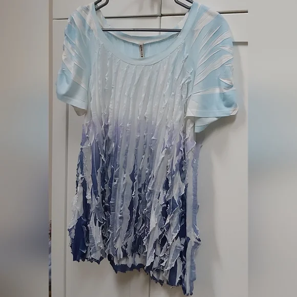 Cubism Ruffle Ombre Top - Picture 3 of 11